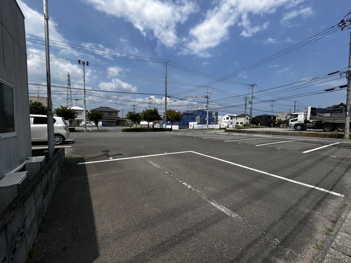 敷地・駐車スペース:前面駐車場と進入路の様子