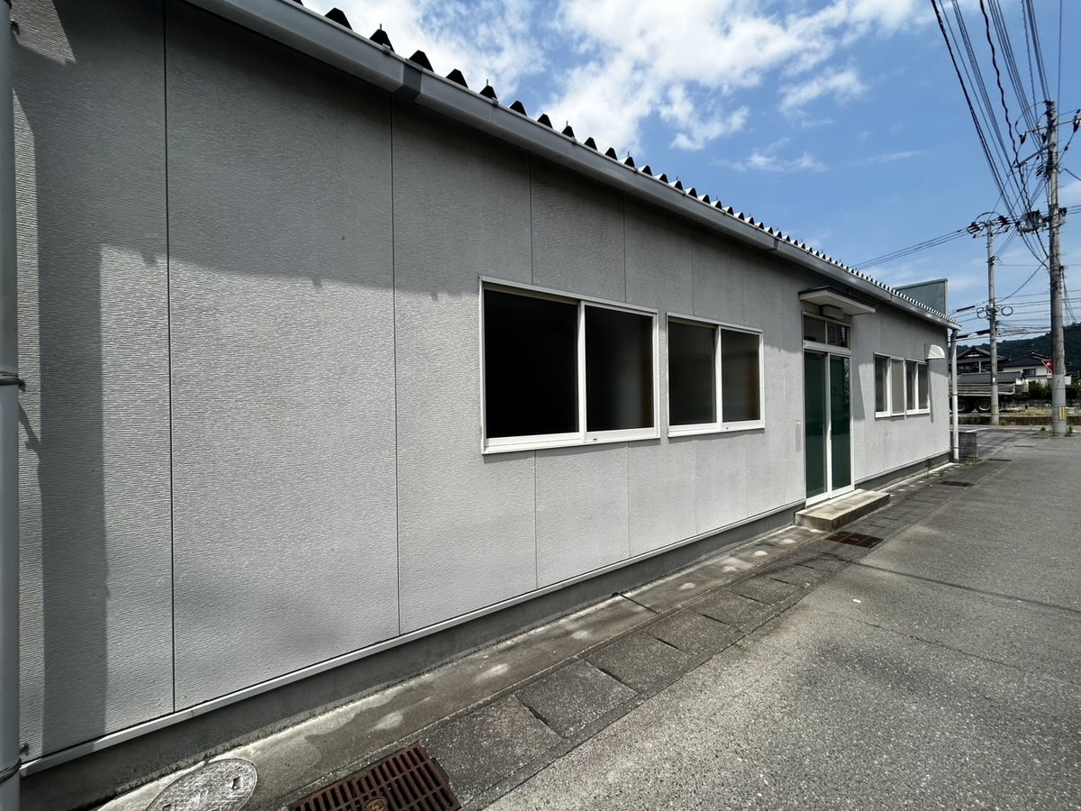 外観サイド:建物側面・庇・通路の確認