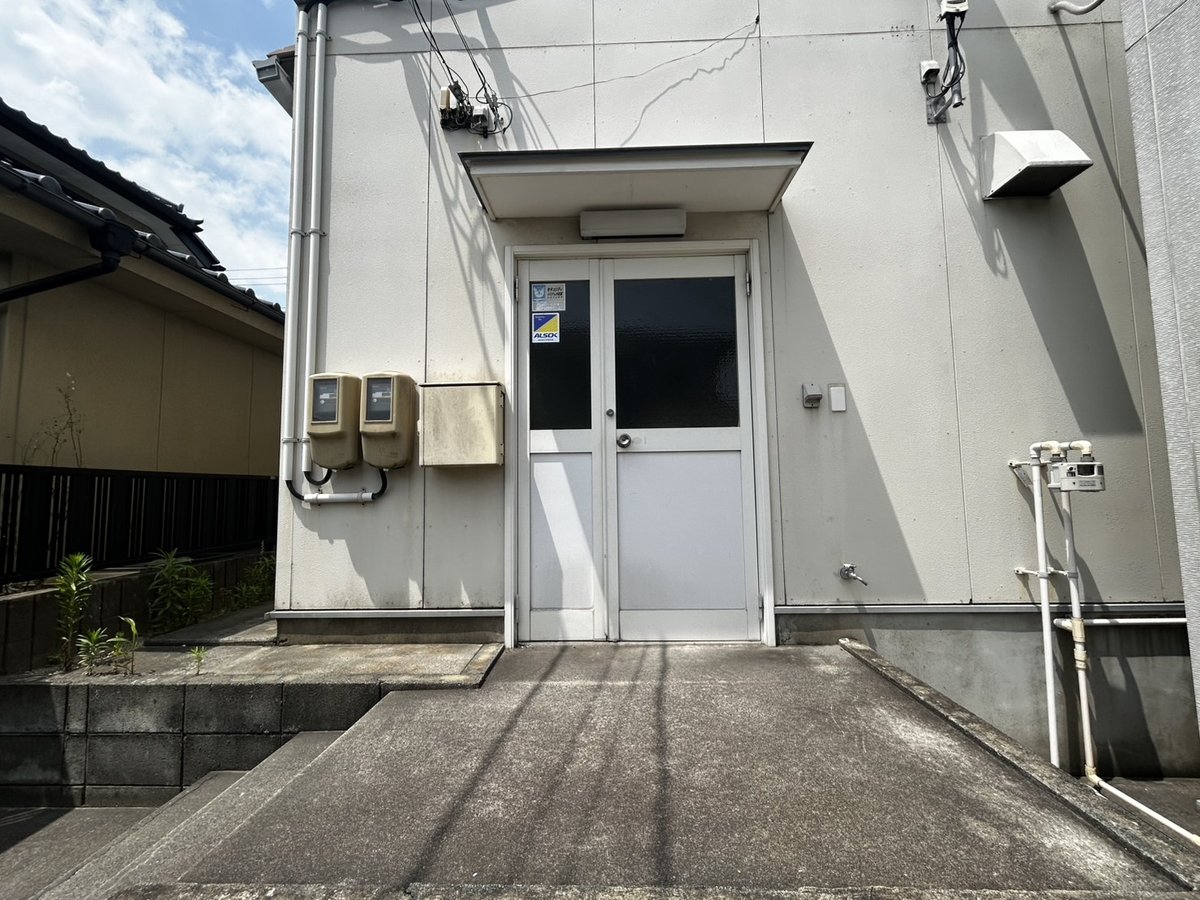 エントランス周り:入口アプローチと段差状況