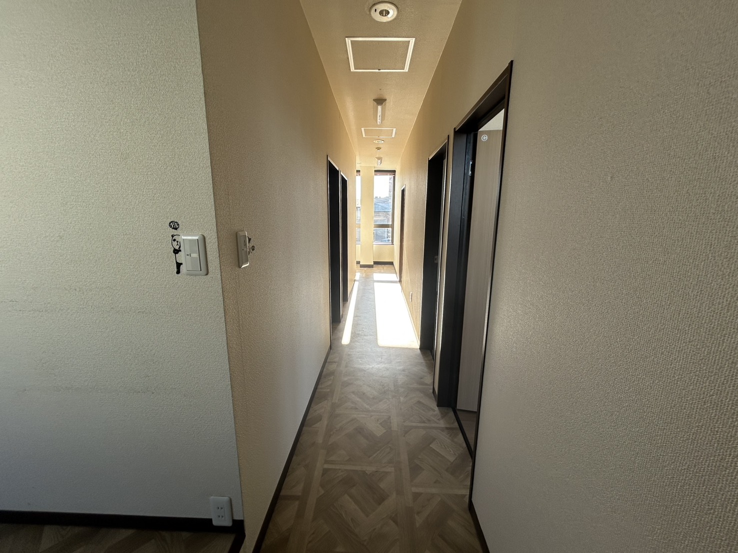 室内 全体の広さが分かる写真 1